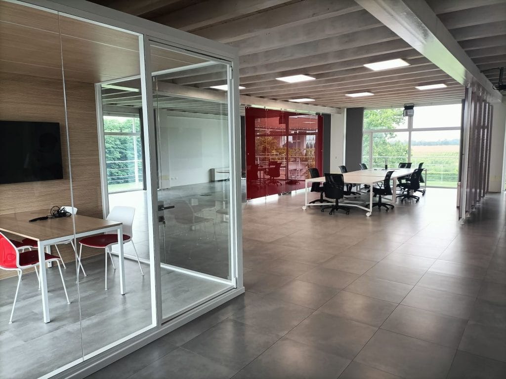 Replica sistemi open space trend per l'arredamento ufficio