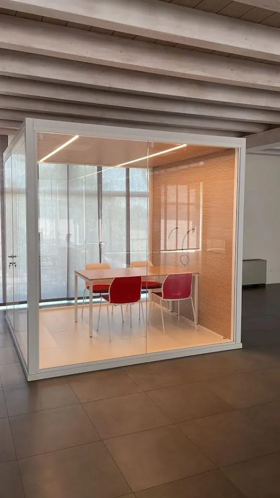 Come finanziare l'ufficio: Capex vs Opex, leasing operativo e incentivi fiscali 2 Acoustic Room autoportanti per favorire concentrazione e micro-riunioni presso Replica Sistemi (Mantova).