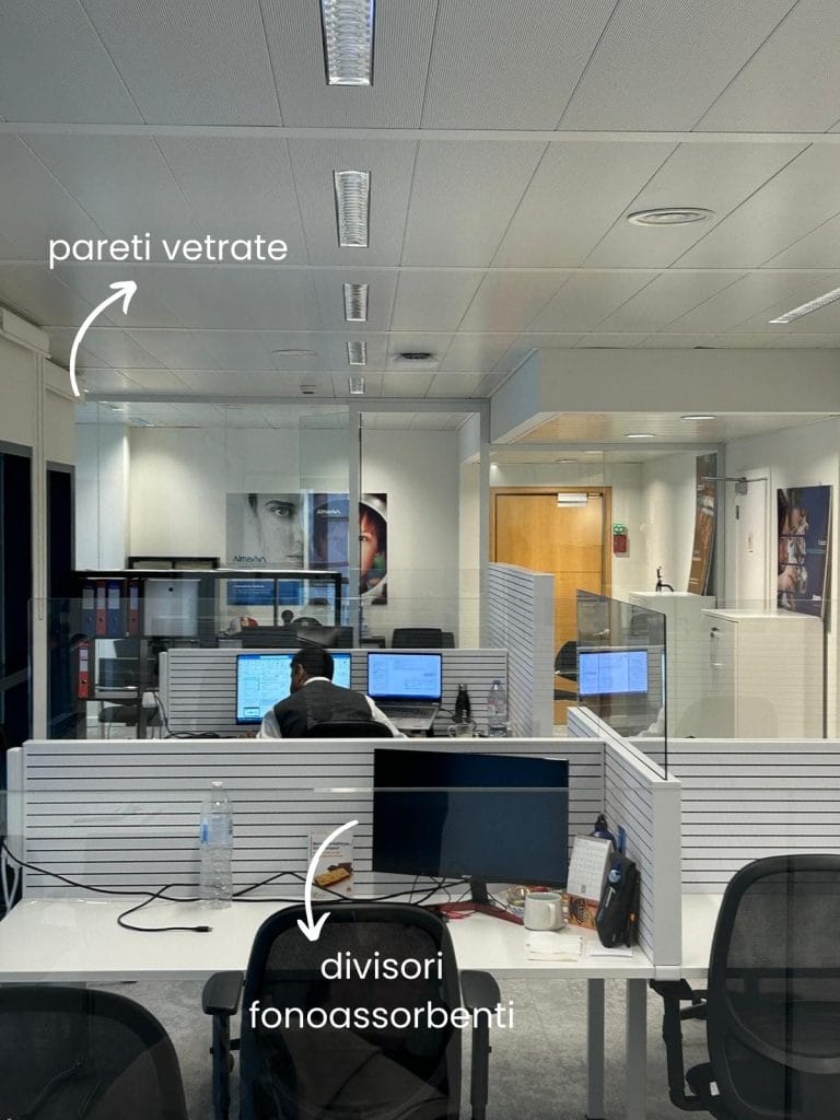 Riduzione del rumore in un open space per Almaviva a Bruxelles grazie a divisori fonoassorbenti e pareti vetrate