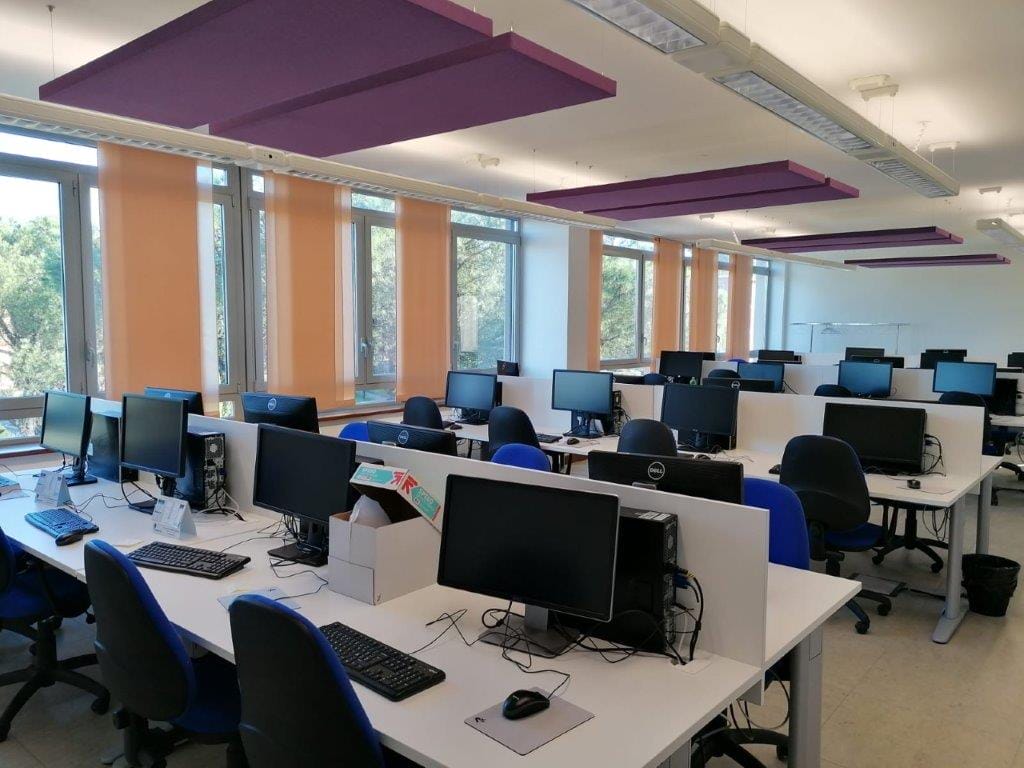 Riduzione del rumore in un open space grazie all’installazione di pannelli fonoassorbenti a soffitto presso il call center Numero Blu di Roma.