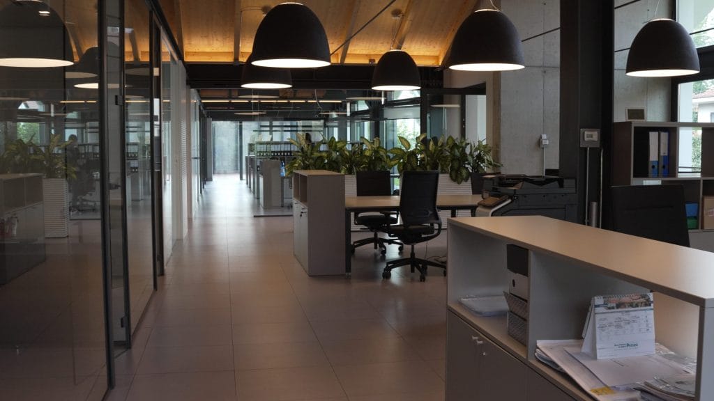 Arredi su misura con attenzione alla fonoassorbenza per Ambrogio Moro S.p.A. (Meda)