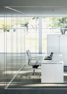 Ufficio diviso con pareti vetrate