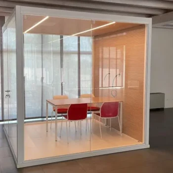 Acoustic Room autoportanti per favorire concentrazione e micro-riunioni presso Replica Sistemi (Mantova).