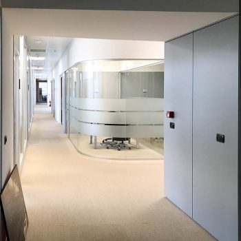 pareti-divisorie-vetrate-curvilinee-211527