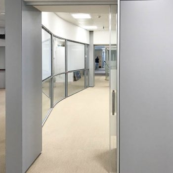 pareti-divisorie-vetrate-curvilinee-211629