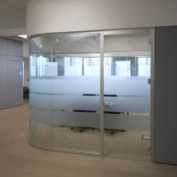 pareti-divisorie-vetrate-curvilinee-211701